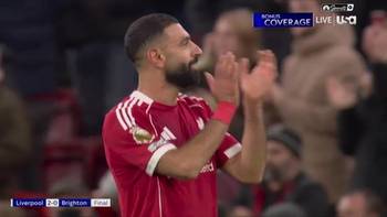 利物浦2-0赢球,赛后萨拉赫微笑着向红军球迷致意