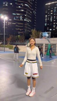 很准！篮球女网红石一童晒和男生打半场4v4连续飚中三分