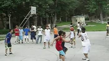 姚明球衣加2k4球鞋!视频里这批人最晚也是1988年以前了?