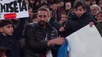 尽管遭受种种侮辱,但姆巴佩还是把球衣送给了瓦伦西亚小球迷🫠