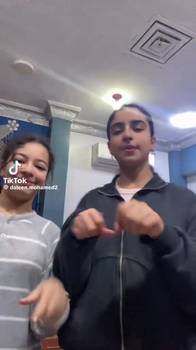实拍:萨拉赫的女儿们和他的家人正在尝试舞蹈潮流~