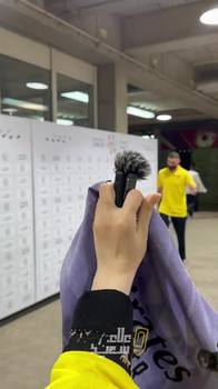 实拍:本泽马原本没跟任何人说话就离开了,直到他看到了皇马球衣